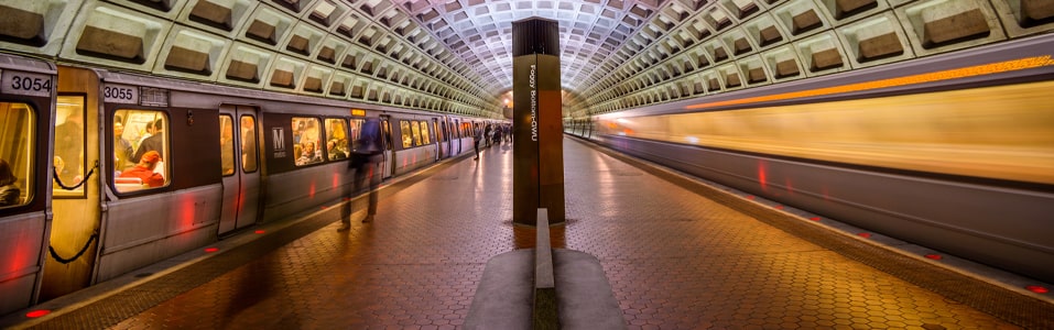 بقطار المترو