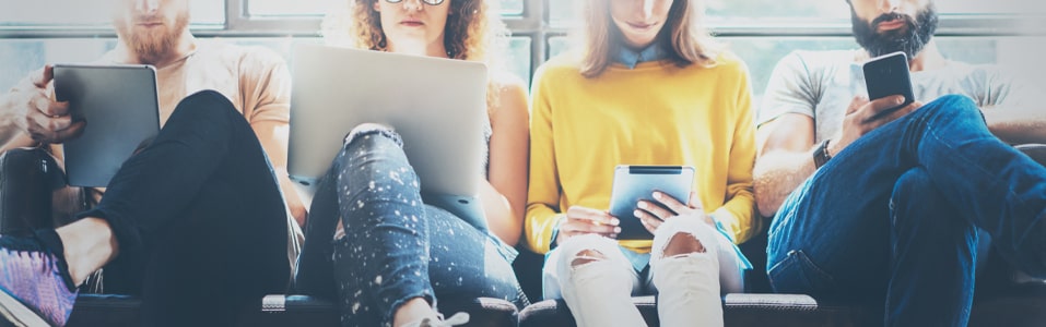 لماذا يكون الأشخاص متواصلين بالإنترنت؟