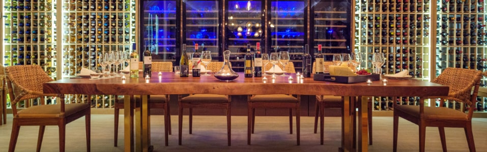 احتساء النبيذ وتناول الطعام